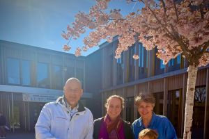 Schulhühner hautnah erleben: 1.000 € für neuen Gluckenstall