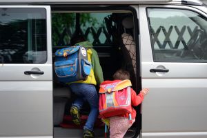Schulkinder im Auto