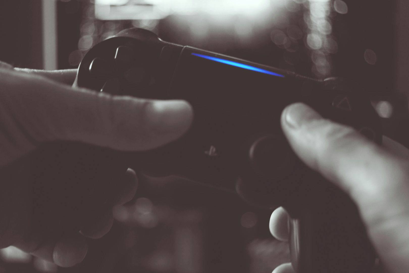 Schwarzweiss Foto Des Mannes, Der Sony Ps4 Wireless Controller Hält