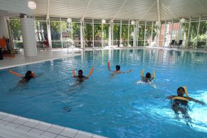 Schwimmkurs im Passauer Wolf Bad Gögging stärkt Gesundheit, Integration und Teamgeist