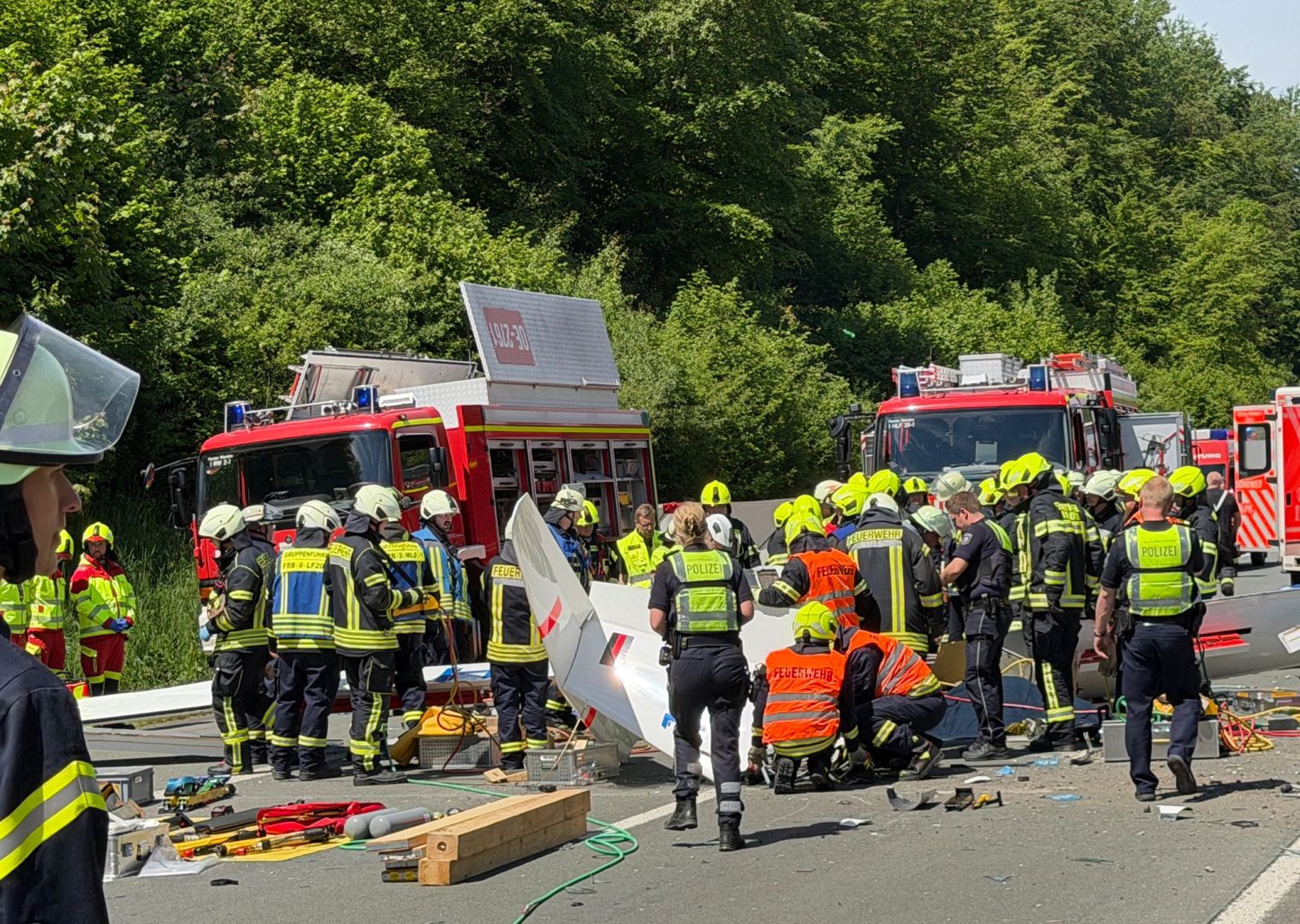 Segelflugzeug stürzt auf A45