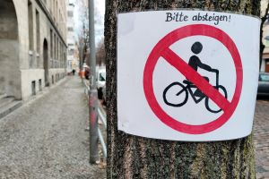 Selbstgemaltes Verbotsschild für Fahrradfahrer (Archiv)