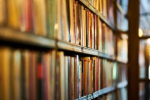 Selektiver Fokus Fotografie Des Braunen Hölzernen Bücherregals