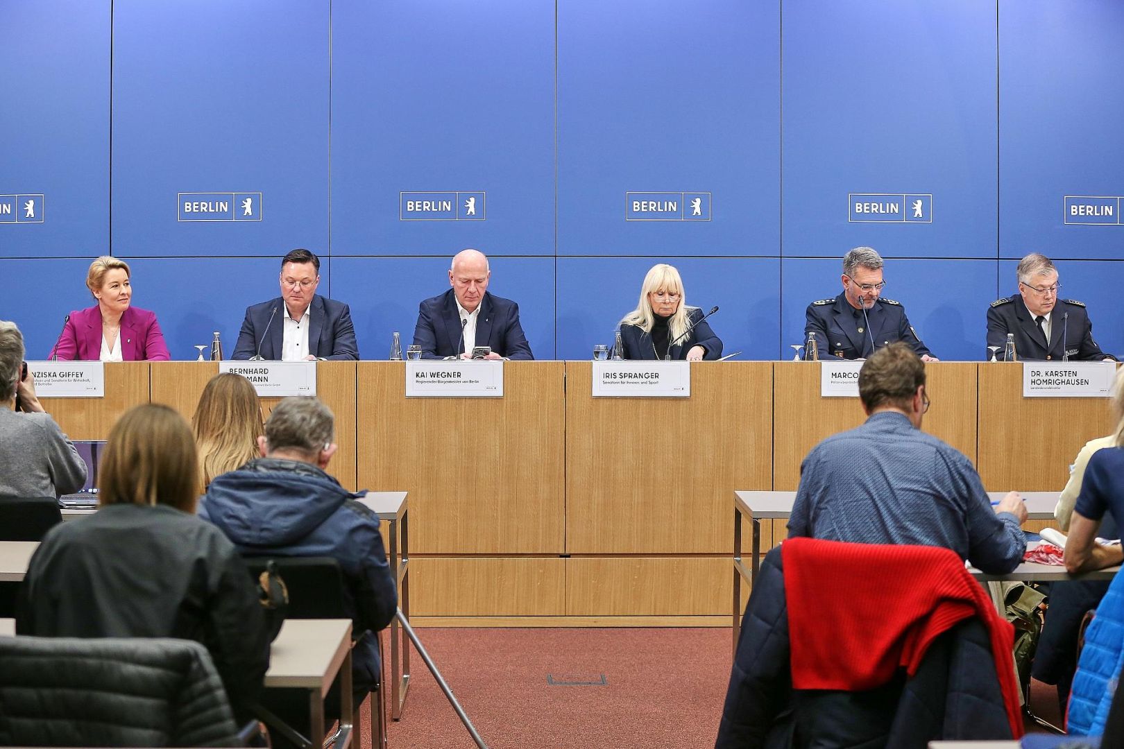 Senatsmitglieder bei der Pressekonferenz am 07.01.2026