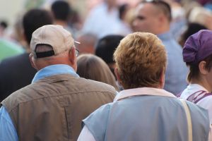 Senioren in einer Fußgängerzone (Archiv)