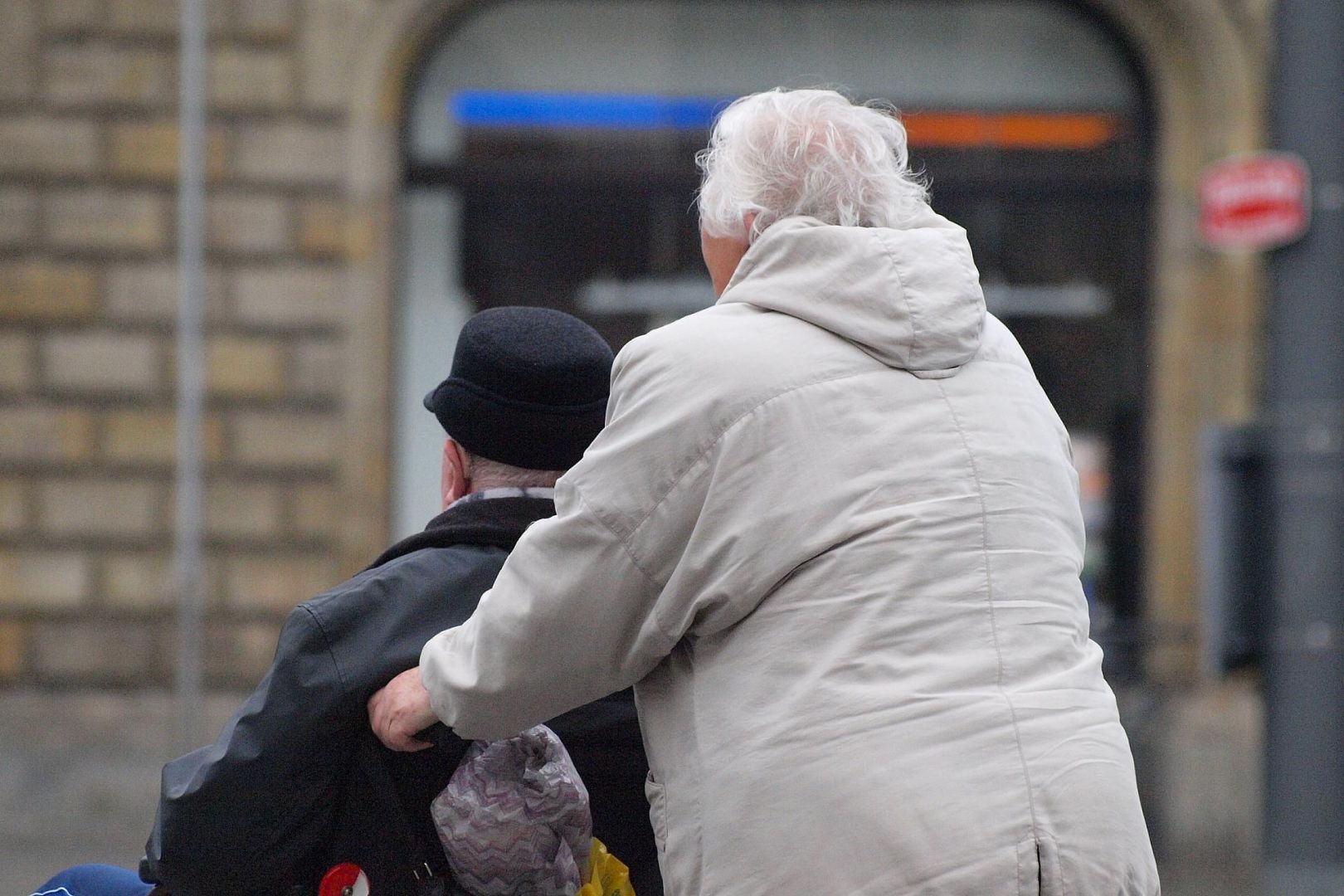 Senioren mit Rollstuhl (Archiv)