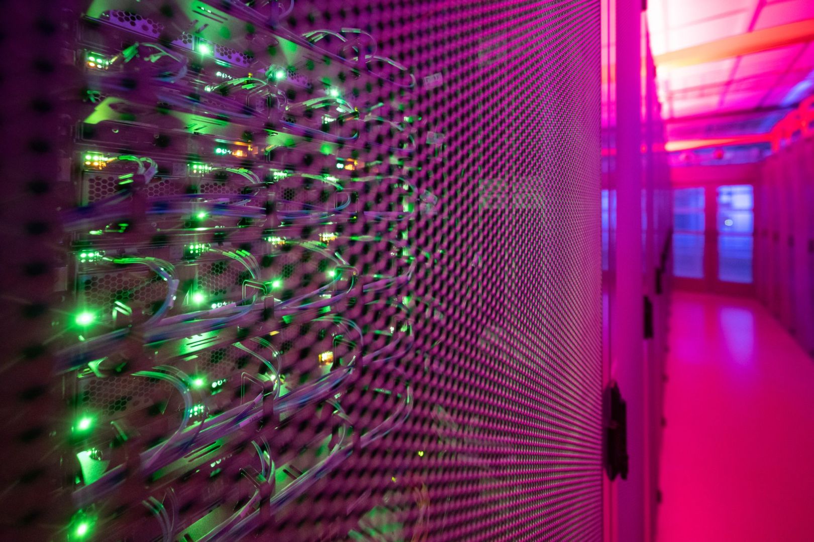 Serverschrank in einem Rechenzentrum. 
