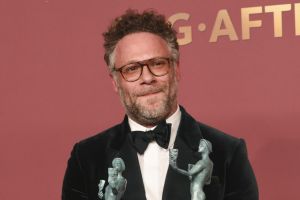 Seth Rogen und Jon Stewart haben Kanye West dafür kritisiert, trotz seines antisemitischen Verhaltens eine 'Comeback-Tour' starten zu wollen.