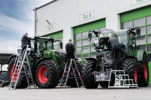 Sicher arbeiten auf Hof, Feld und an der Maschine: Moderne Steigtechnik für die Agrarwirtschaft