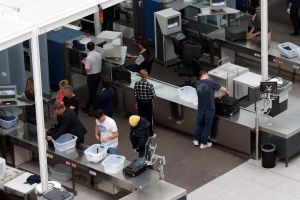 Sicherheitskontrolle am Flughafen