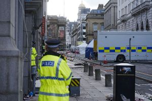 Siegerparade in Liverpool - Auto fährt in Menschenmenge