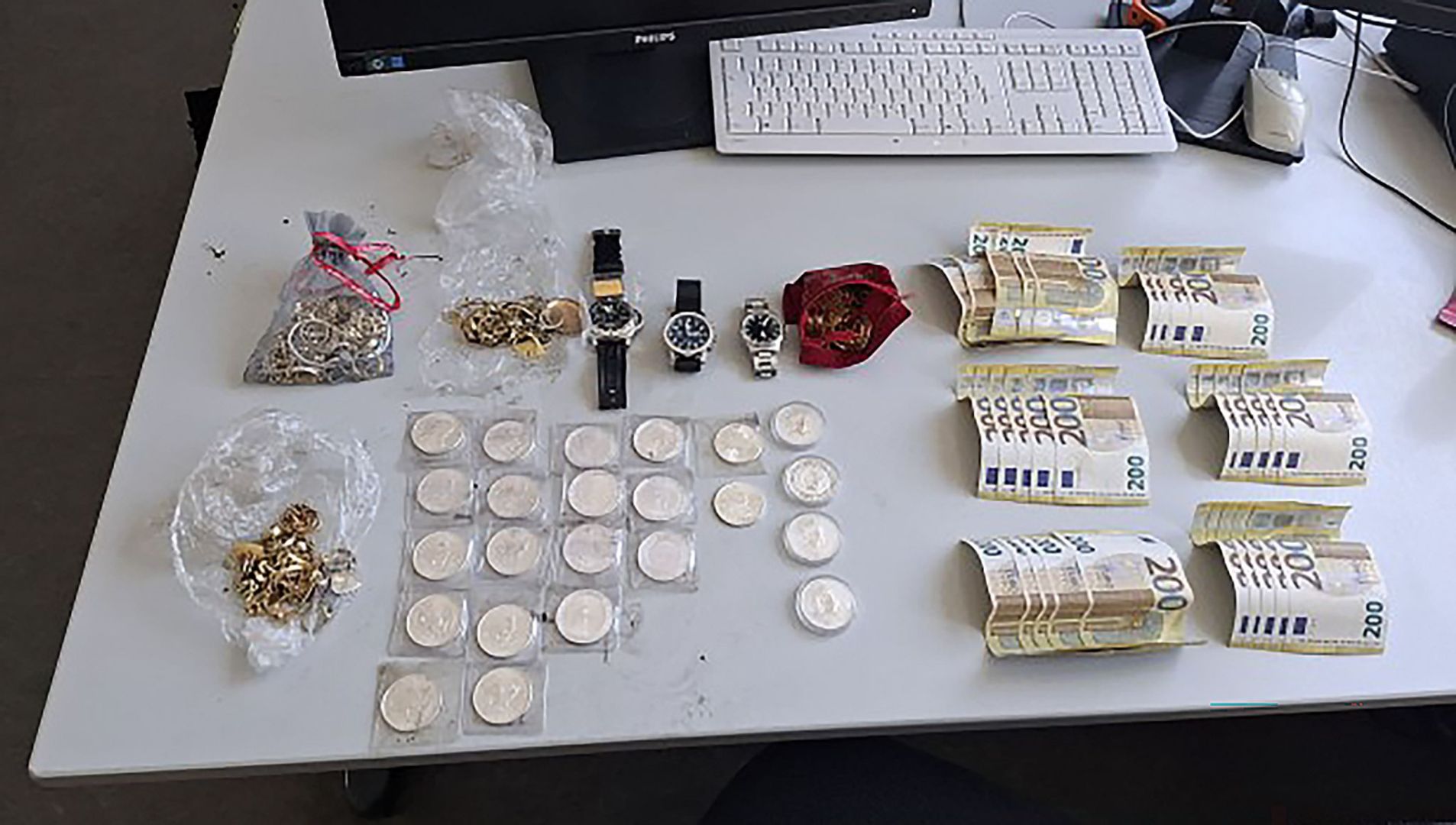 Silbermünzen, Bargeld und Goldschmuck auf Spielplatz entdeckt
