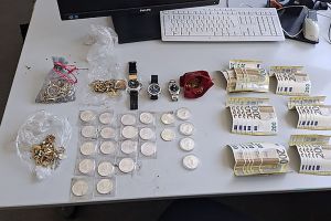 Silbermünzen, Bargeld und Goldschmuck auf Spielplatz entdeckt