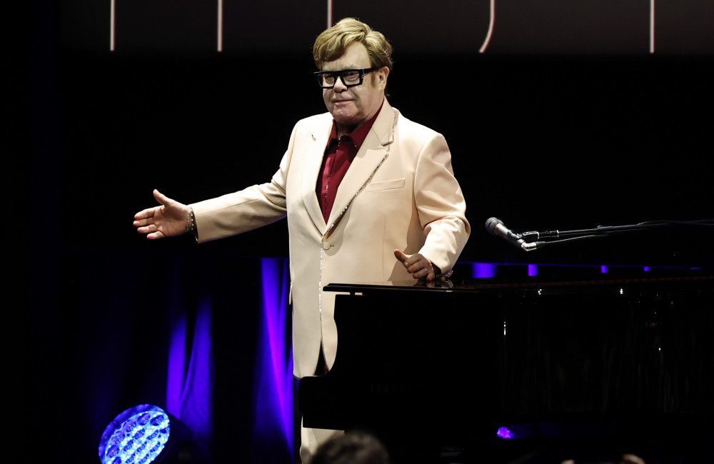 Sir Elton John hat es seit seinem Tourende geliebt, seine alten Alben wieder anzuhören.