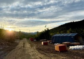 Sitka Gold: Sichtbares Gold und Wolfram zum Bohrstart 2026 im Yukon
