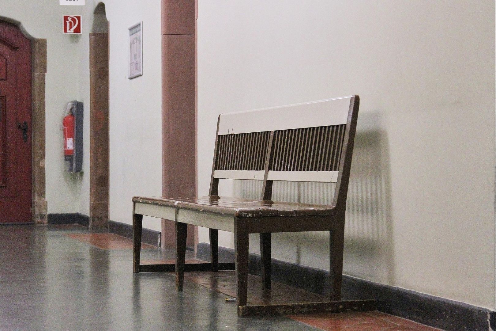 Sitzbank in einem Landgericht (Archiv)