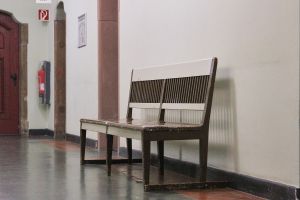 Sitzbank in einem Landgericht (Archiv)