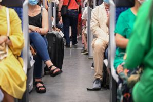 Sitzende Fahrgäste in einer S-Bahn