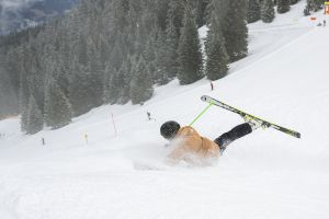 Skifahrer stürzt auf der Piste