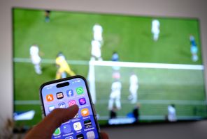 Smartphone-Daddeln beim Fernsehen