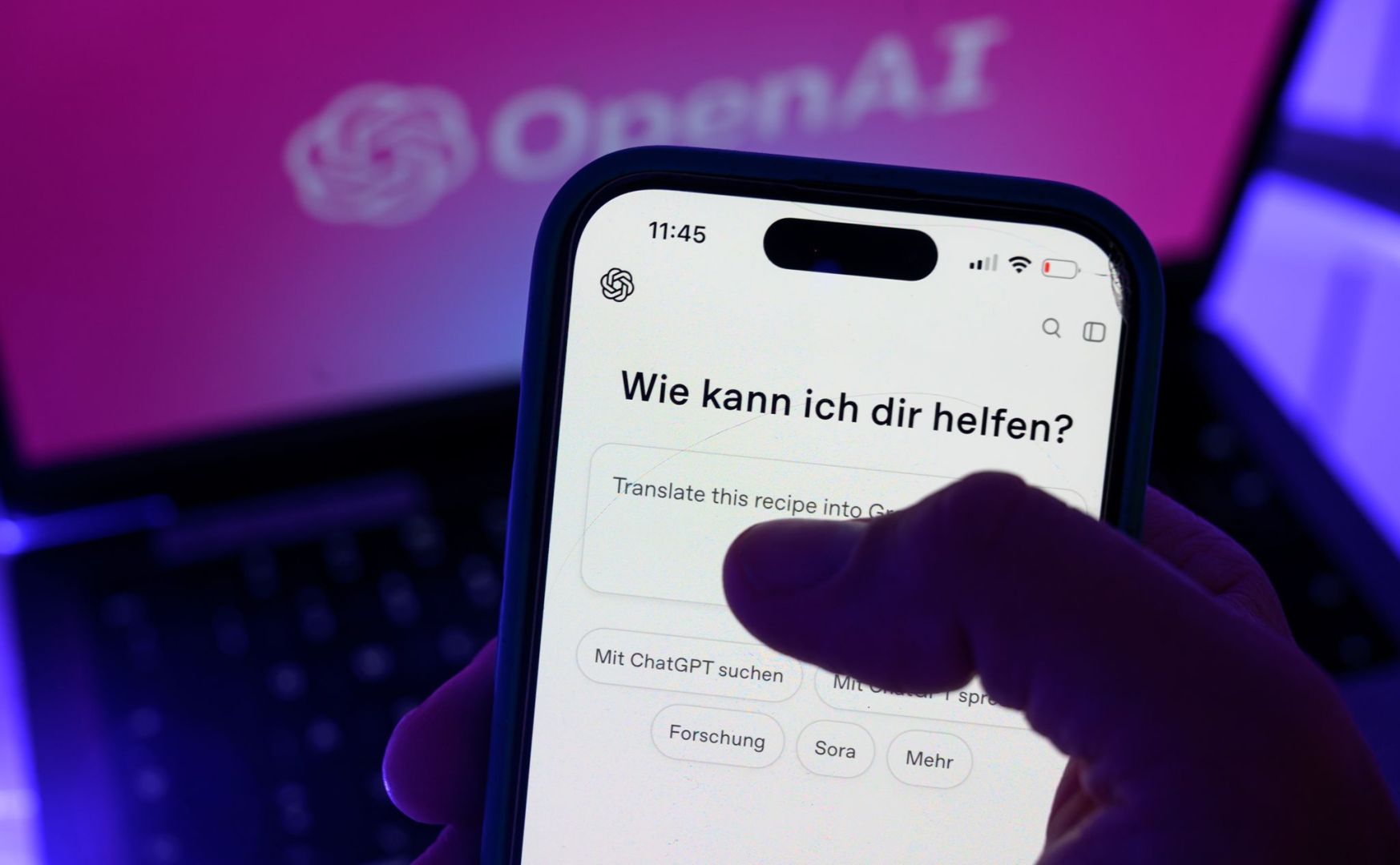 Smartphone mit KI-Chatbot ChatGPT