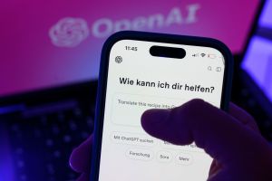Smartphone mit KI-Chatbot ChatGPT