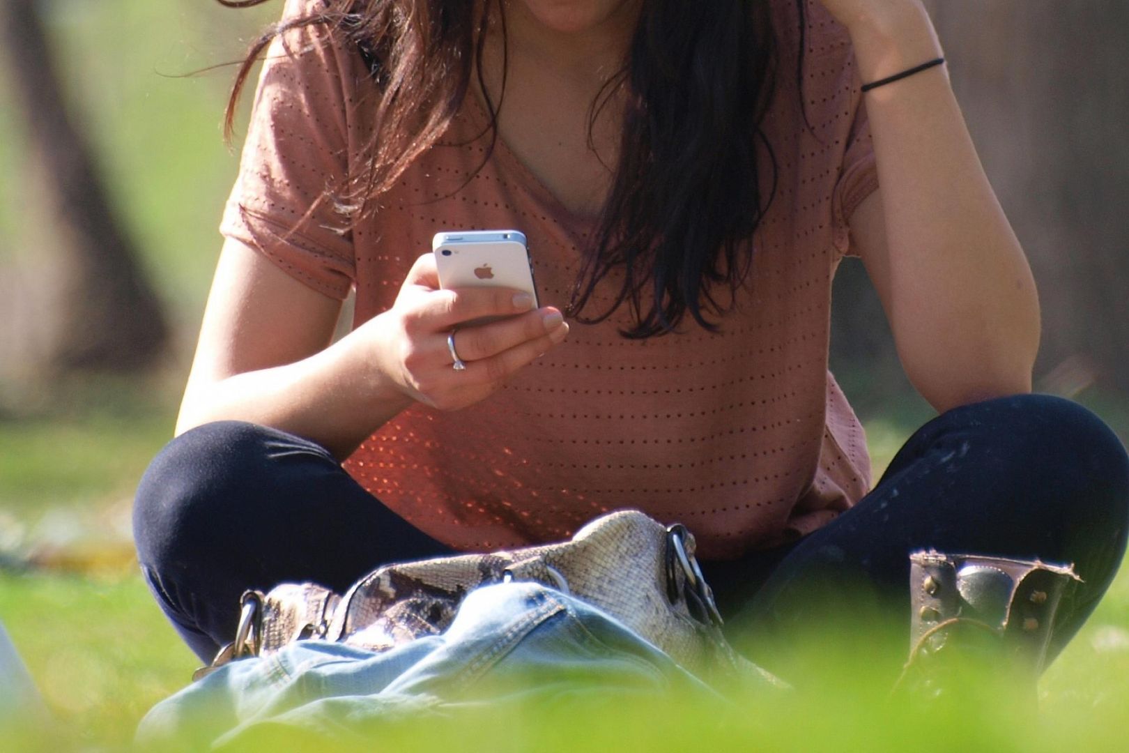 Smartphone-Nutzerin (Archiv)