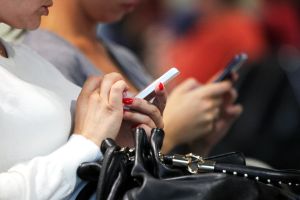 Smartphone-Nutzerinnen (Archiv)