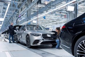 So federn Autobauer höhere Kosten ab, ohne Kunden zu verlieren