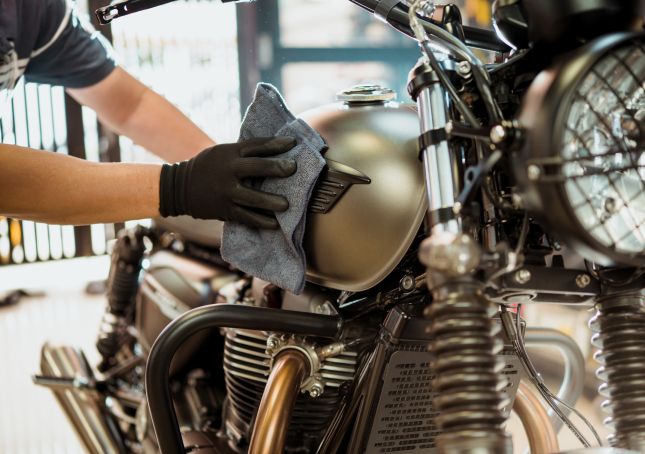 So machen Biker ihr Motorrad winterfest