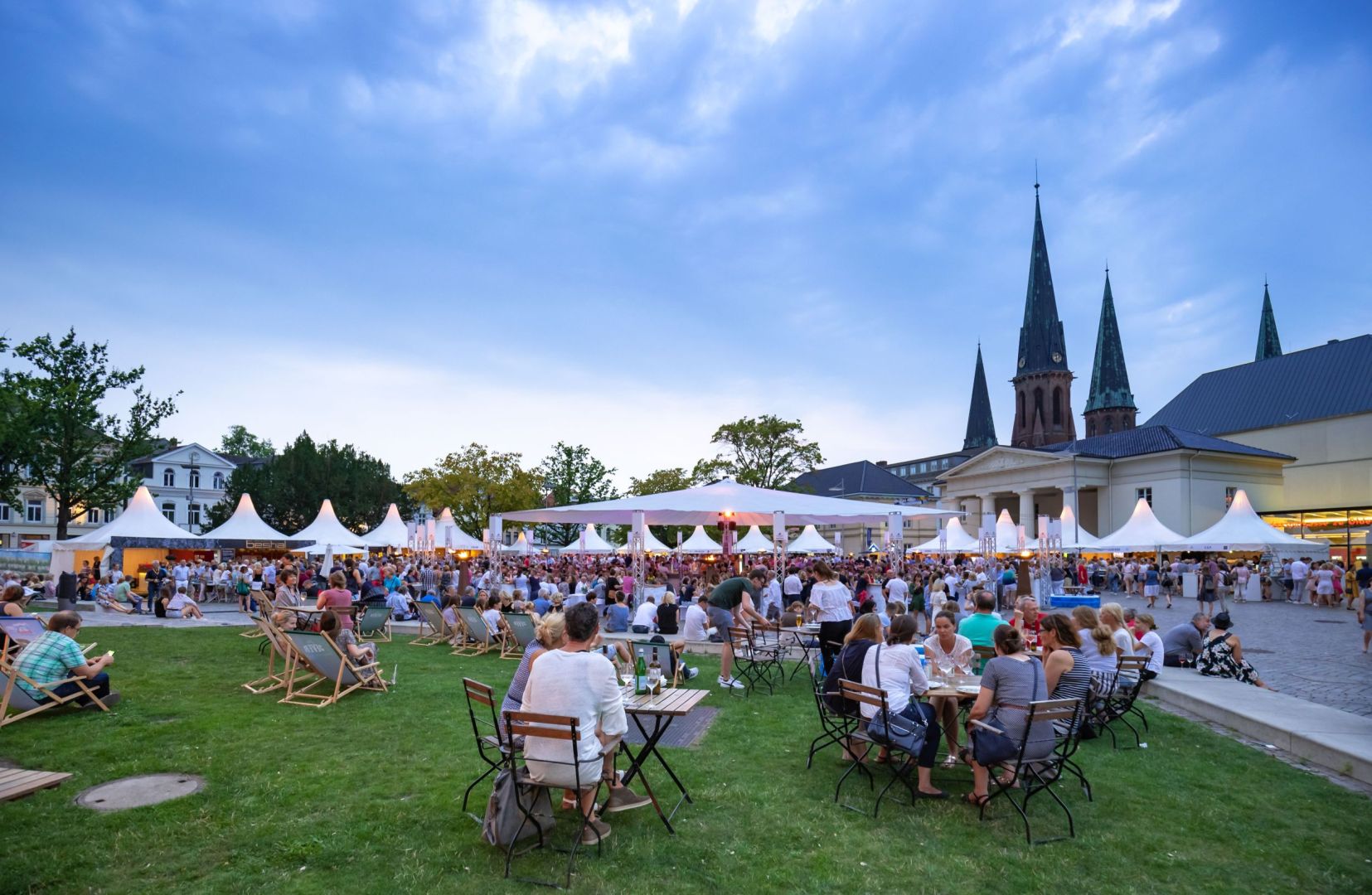 Sommerlicher Kulturgenuss unter freiem Himmel: Oldenburg blüht, klingt und schmeckt