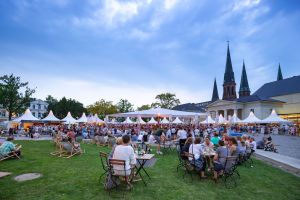 Sommerlicher Kulturgenuss unter freiem Himmel: Oldenburg blüht, klingt und schmeckt