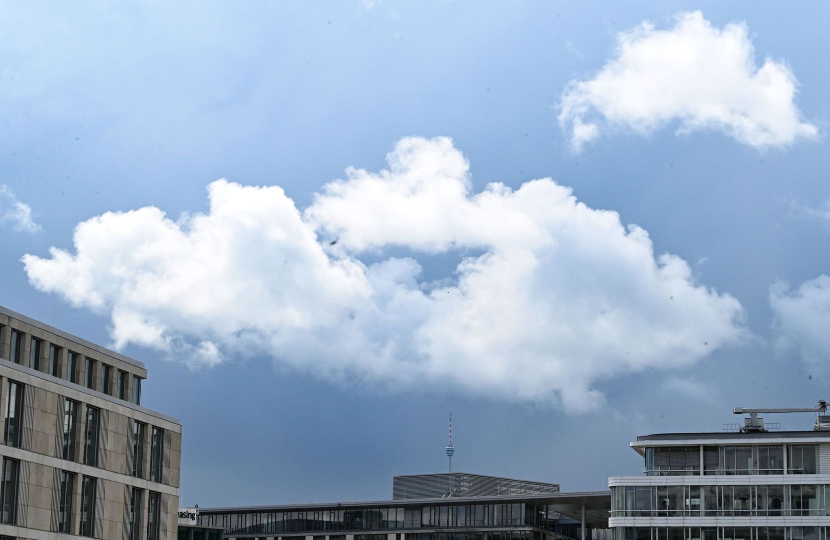 Sonne und Wolken über Stuttgart