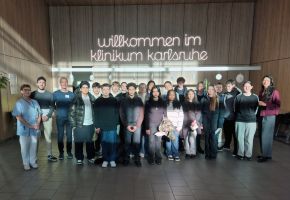 Spielen, reden, vorlesen: Schülerinnen und Schüler besuchen alle zwei Wochen die Geriatriestation