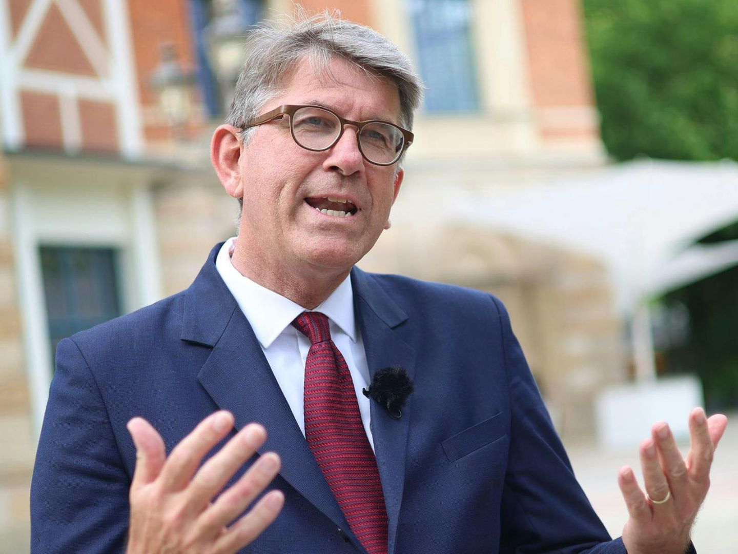 Staatspreis für umstrittenen Verlag – Weimer weist Kritik an Förderung linksextremer Autoren zurück