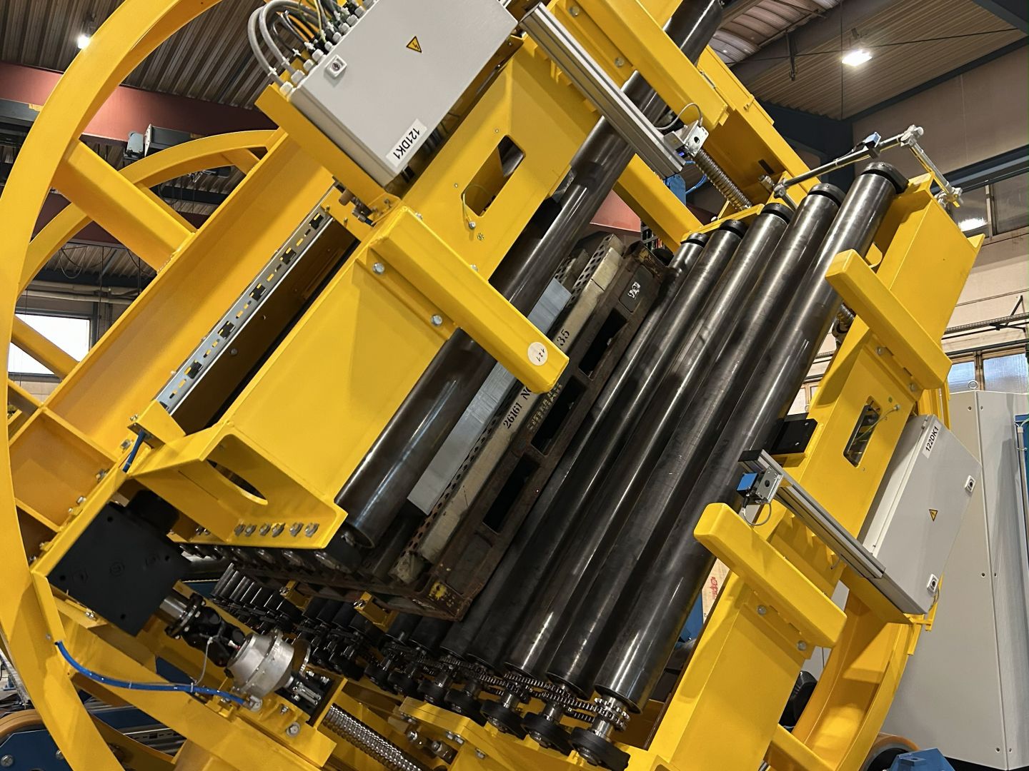 Stapelwender und Plattenwender für die Industrie: Große und schwere Materialien sicher und automatisiert wenden