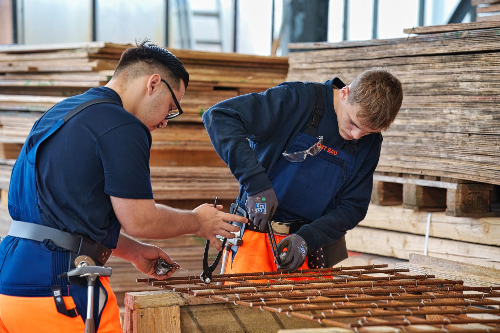 Starke Basis für die Zukunft der Bauwirtschaft – Mehr als 30 neue Auszubilden-de und duale Studenten starten 2025 ihre berufliche Zukunft bei OST BAU