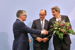 Stefan Kornelius, Friedrich Merz, Steffen Hebestreit am 12.05.2025