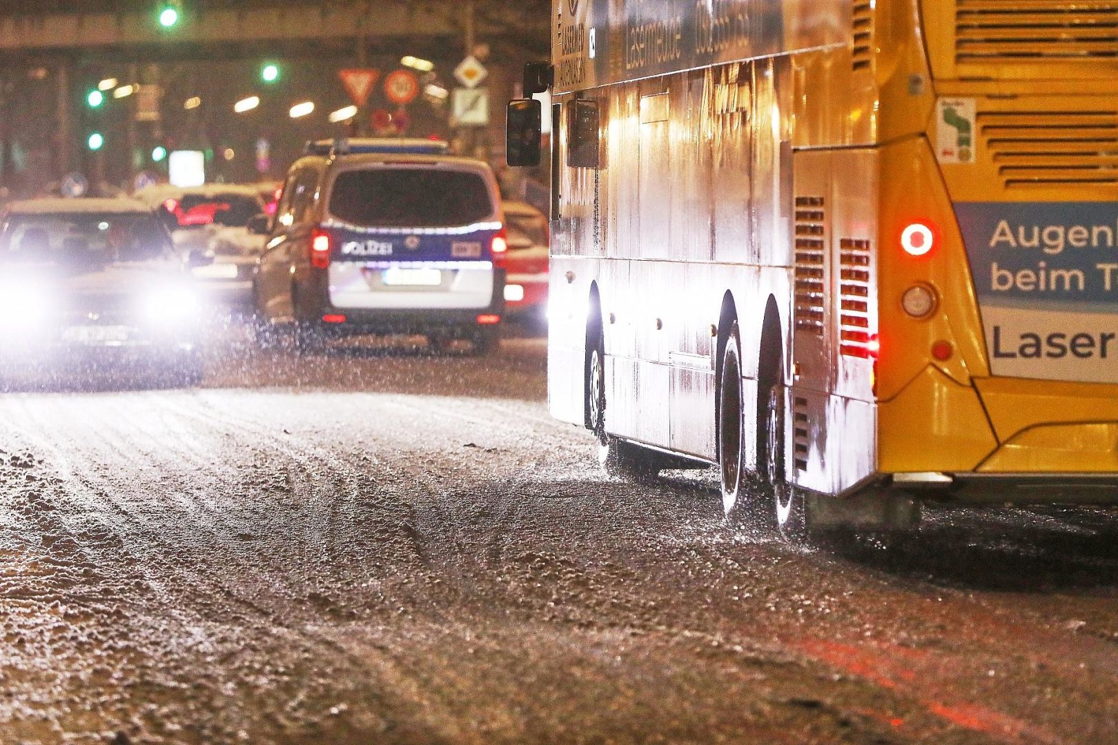 Straßenverkehr unter winterlichen Bedingungen in Berlin (Archiv)