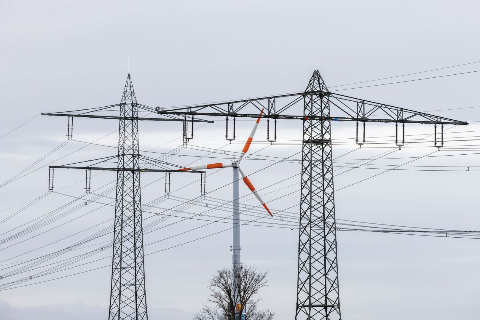 Stromleitungen vor Windrad