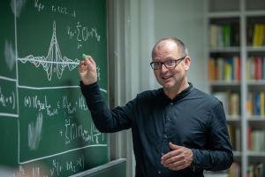 Studium Generale im Mai: „Die Vermessung des Risikos“ mit Bestsellerautor Prof. Dr. Christian Hesse, einem der bekanntesten Mathematiker Deutschlands