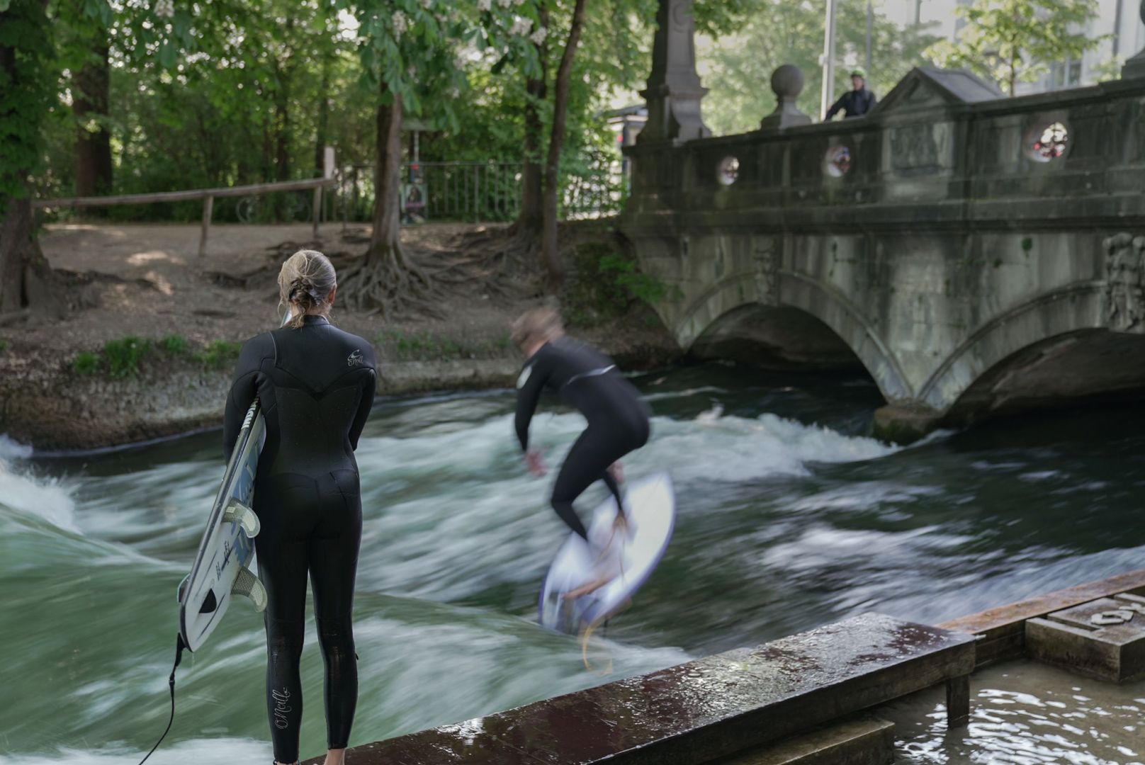 Surfer an der Eisbachwelle in München