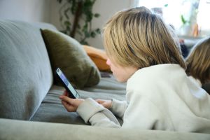 Symbolbild - Smartphone-Nutzung bei Kindern