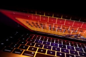 Tastatur eines Laptops spiegelt sich auf dem Display