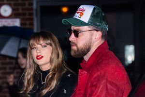 Taylor Swifts Verlobter Travis Kelce hat erklärt, warum er bei einem Date mit dem Popstar bei einem Basketballspiel in Cleveland, Ohio am Freitag (23. Mai) ein Bier 'exte' und scheinbar einschlief.
