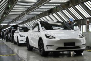 Tesla-Gewinn bricht um 71 Prozent ein – politische Turbulenzen und Modellwechsel belasten Absatz