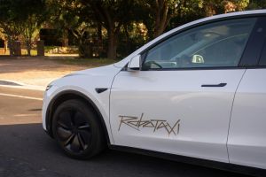 Teslas Robotaxis starten fahrerlos in Austin – Konkurrenz bleibt dicht auf den Fersen