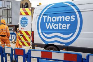 Thames Water verhandelt mit Investoren über Milliarden-Rettung – KKR und CKI unter den Bietern