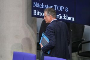 Thorsten Frei vor Anzeigetafel mit Stichwort "Bürokratieabbau" (Archiv)