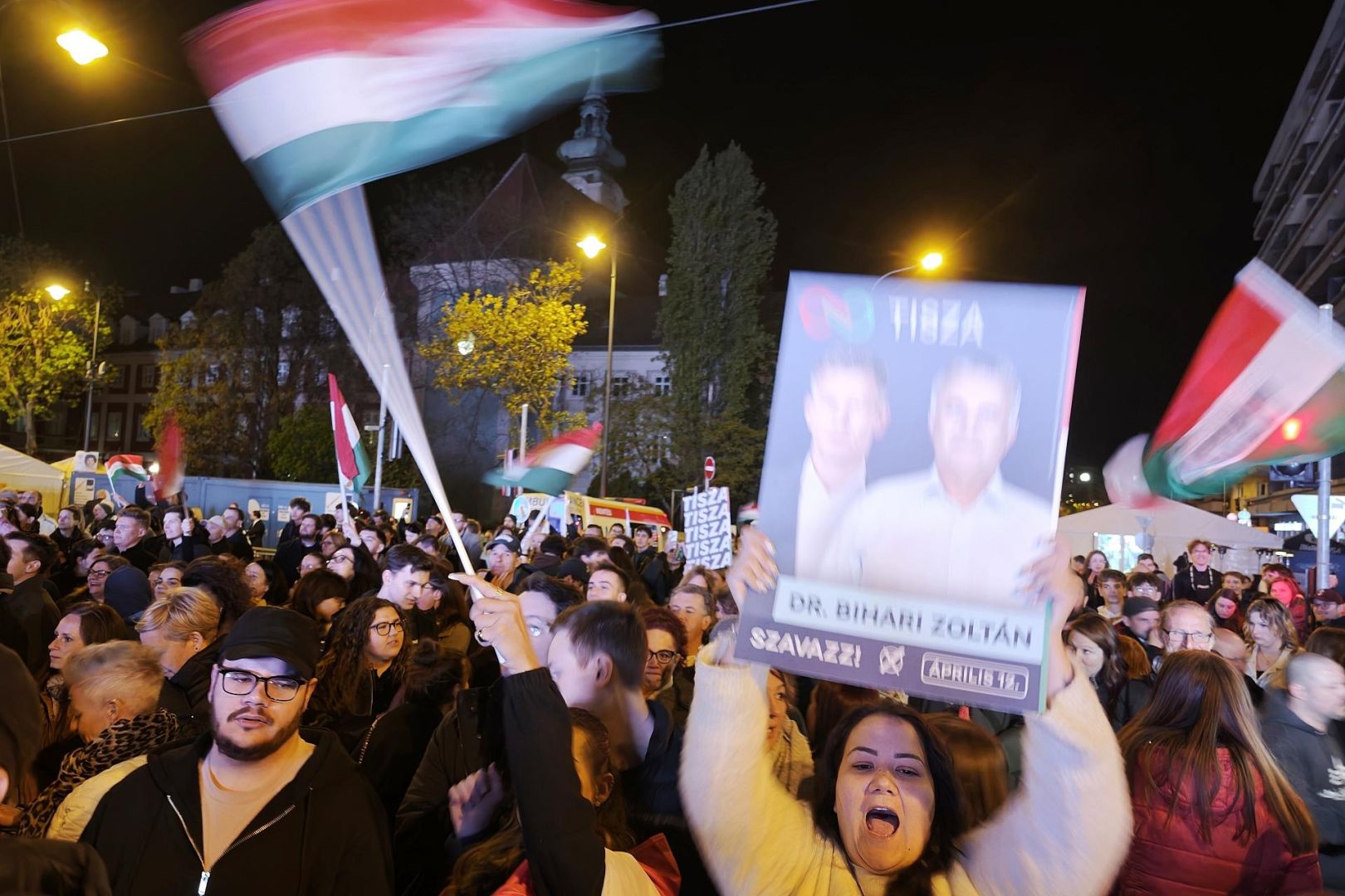 Tisza-Anhänger feiern auf der Wahlparty am 12.04.2026